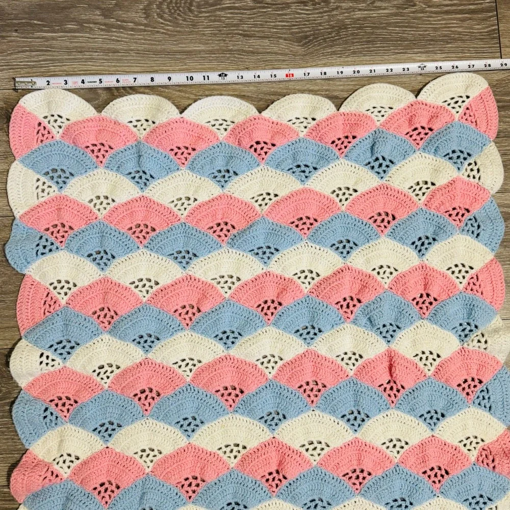 Handmade‎ Crochet Baby Blanket Pink Blue White Shell Stitch Scalloped Edge 28x30